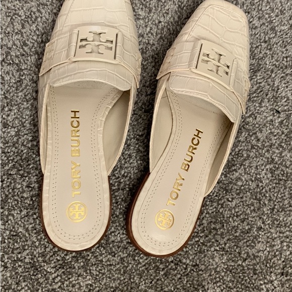 Tory burch womens shoe. - Picture 2 of 5